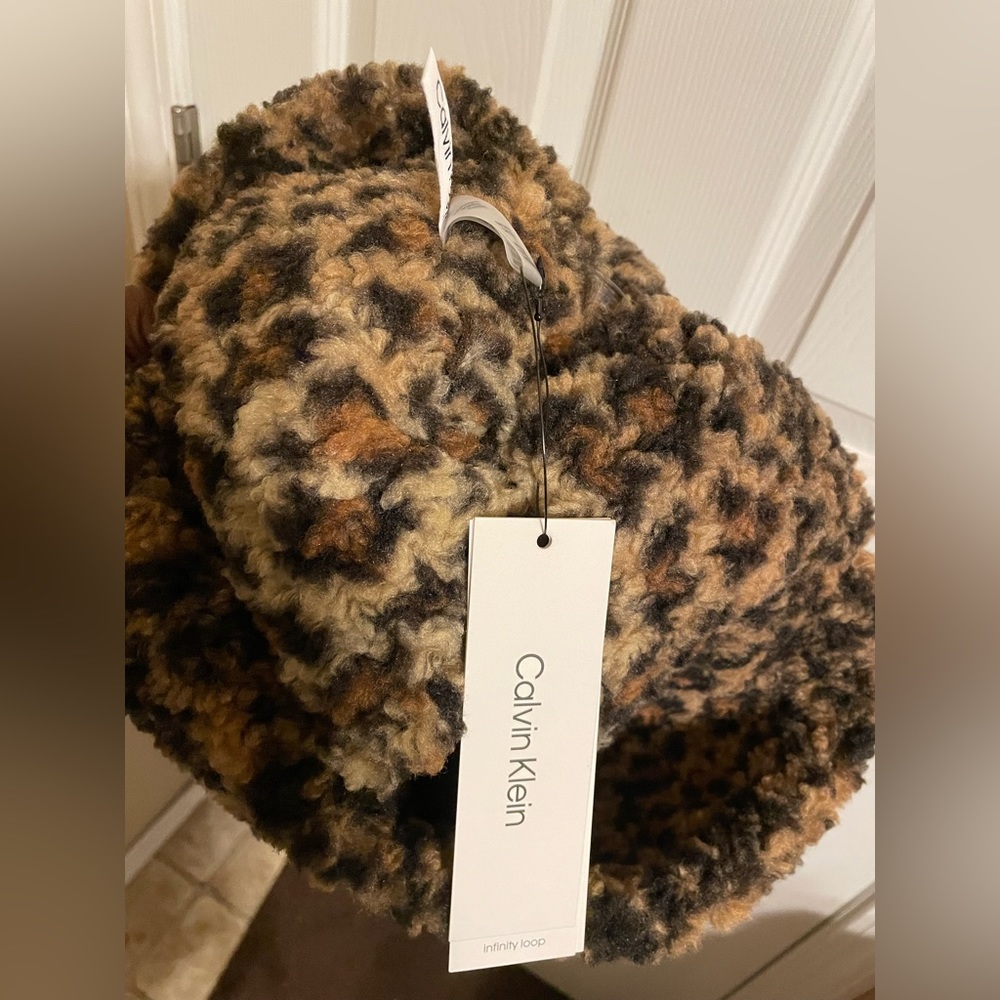 Calvin Klein Cozy & Ultra Soft Leopard Print Infinity Winter Scarf NWT